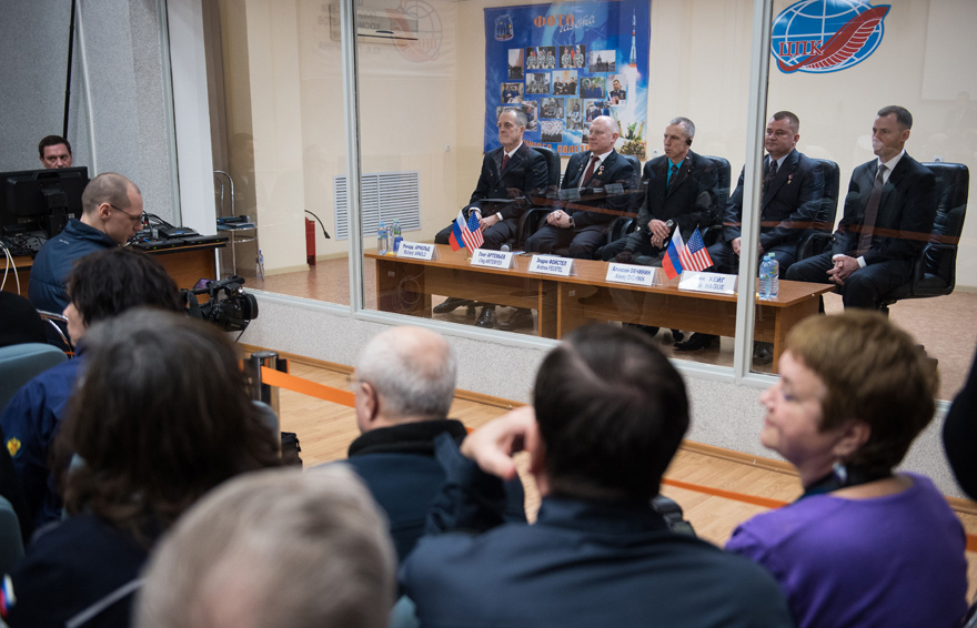 Réunion de la Commission d'État pour la mission Expedition 55/56